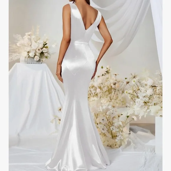 Elegant White Satin wedding Gown - Picture 2 of 3